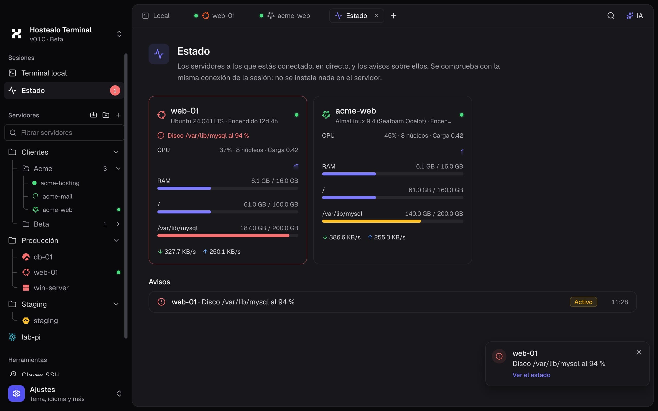 La pestaña Estado con dos servidores en directo y un aviso: el disco /var/lib/mysql de web-01 al 94 %